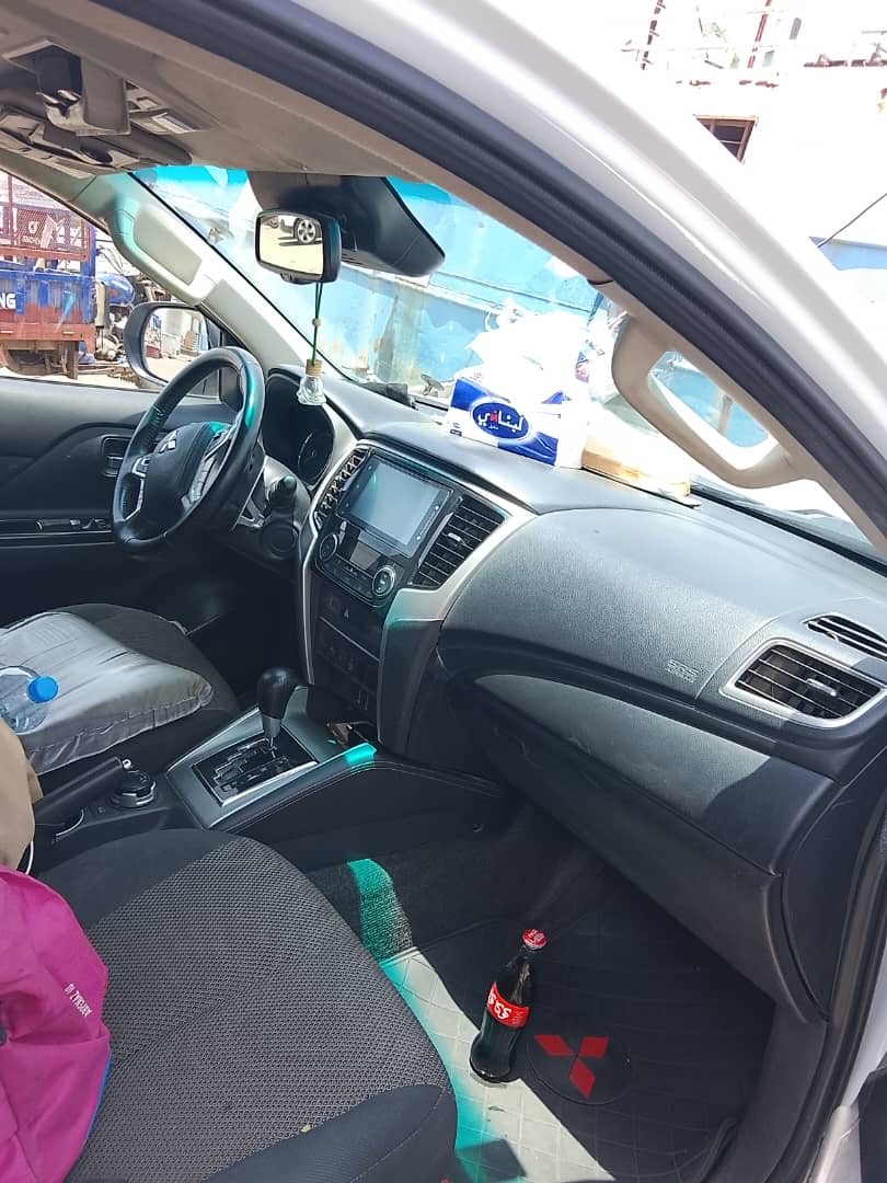 4 Voitures en excellent état à vendre : 25700 km MITSUBISHI L200 automatique 2022 & MARQUE MG 2016 & HYUNDAI VENUE 2022 & Kia SPORTAGE 2012