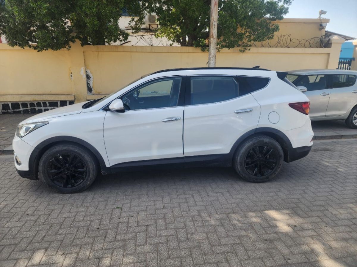 5 Voitures en excellent état à vendre : TOYOTA landcruiser PRADO 2021 &. MITSUBISHI L200 automatique 2022 & Hyundai Santa Fe 2016 & HYUNDAI VENUE 2022 & Kia SPORTAGE 2012