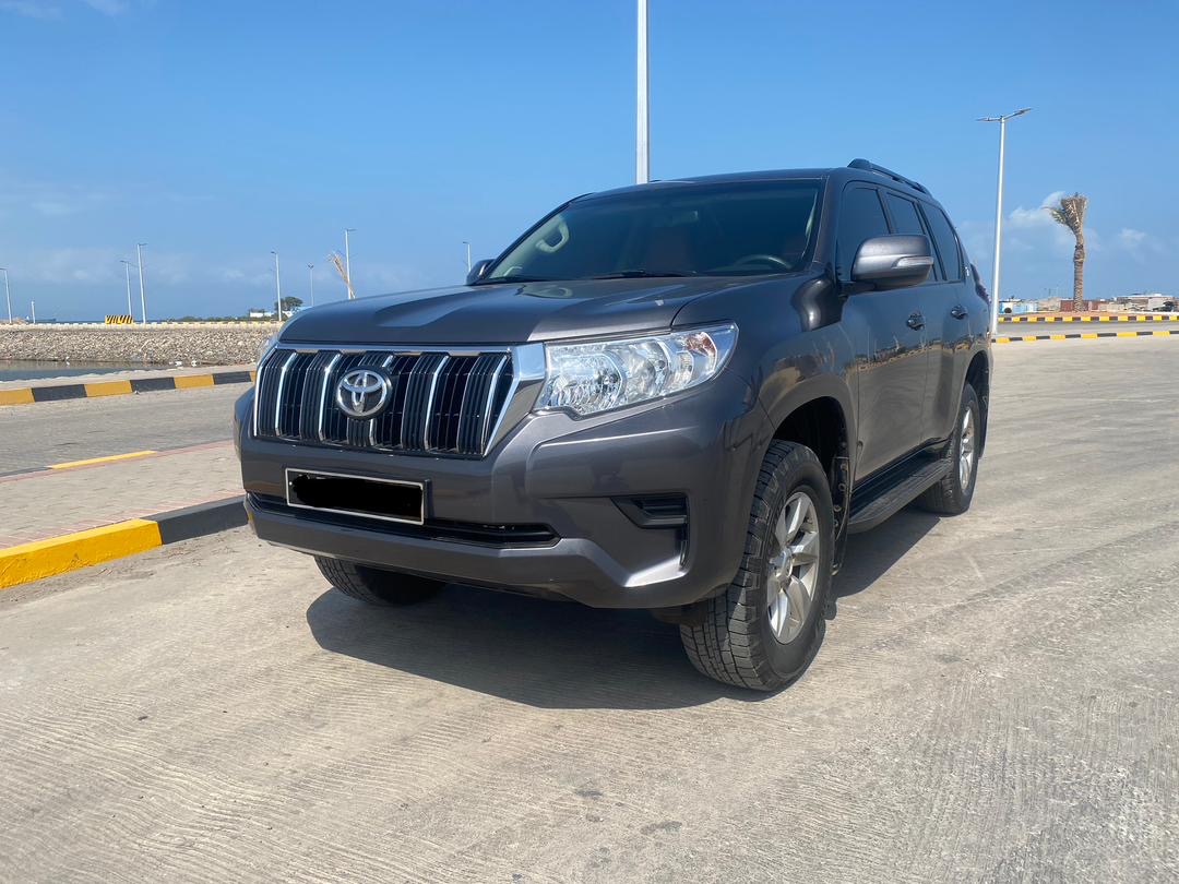 5 Voitures en excellent état à vendre : TOYOTA landcruiser PRADO 2021 &. MITSUBISHI L200 automatique 2022 & Hyundai Santa Fe 2016 & HYUNDAI VENUE 2022 & Kia SPORTAGE 2012