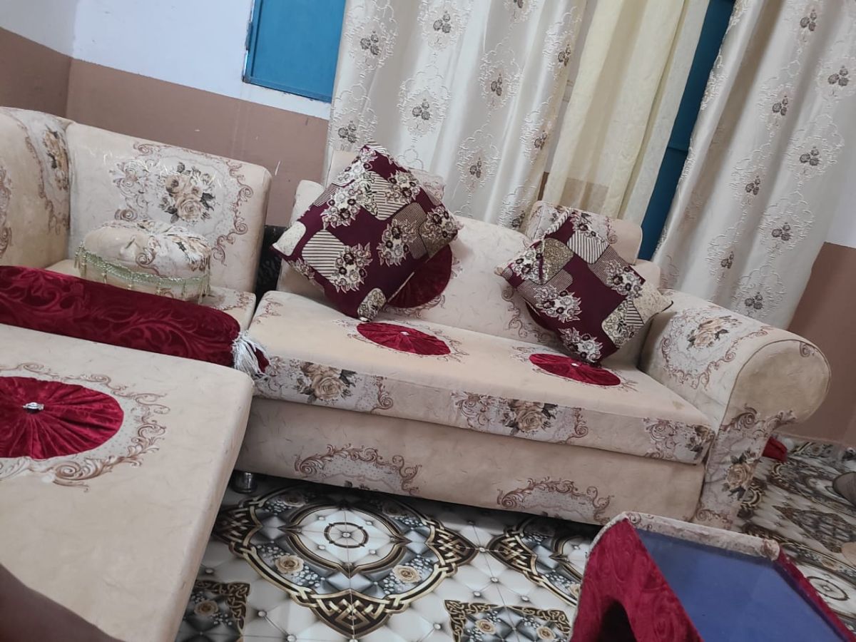 Chambre à coucher et salon complets en bon état