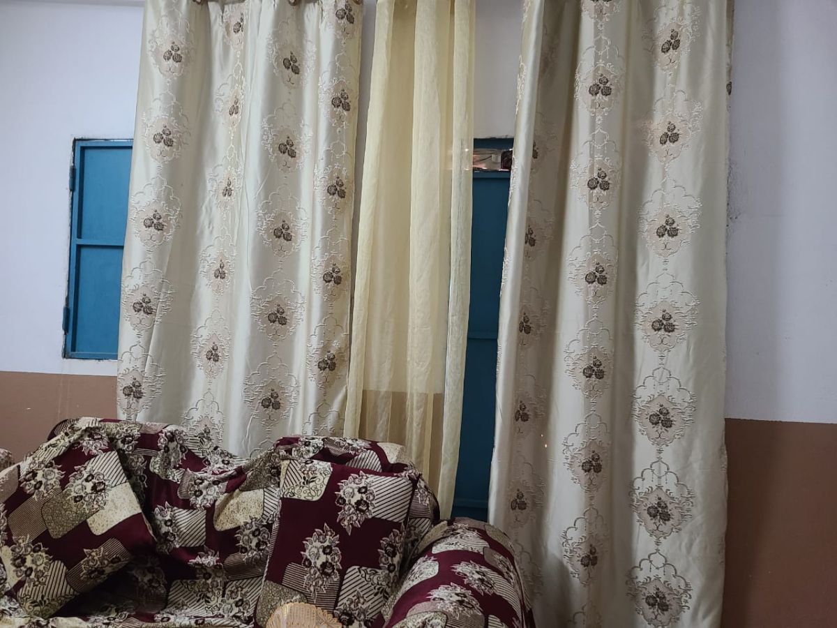 Chambre à coucher et salon complets en bon état