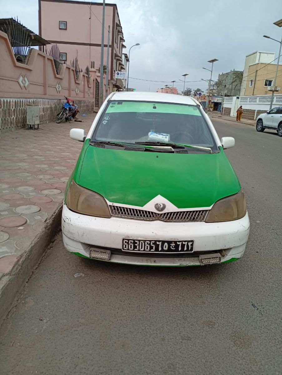Taxi Toyota Plaza en bon état