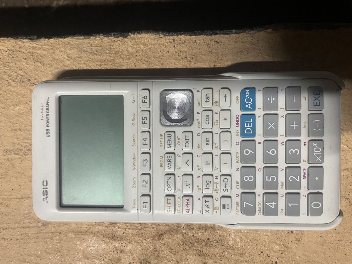 Calculatrice graphique blanche en bon état à Djibouti