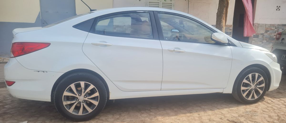 Hyundai Accent diesel 2015, automatique, excellent état