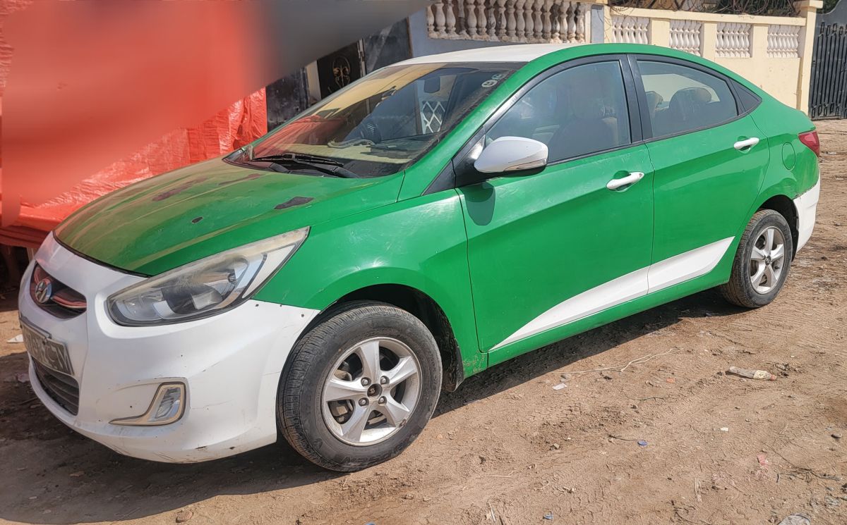 Hyundai Accent essence, voiture propre et économique