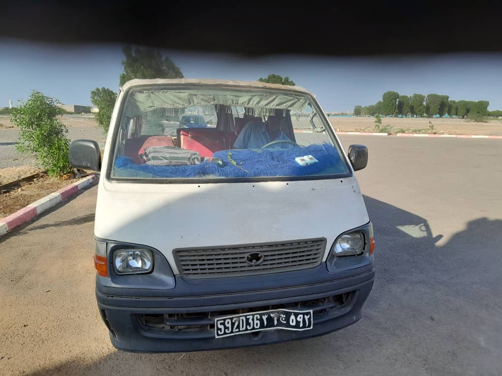 Mini-bus Toyota Hiace 15 places en bon état général