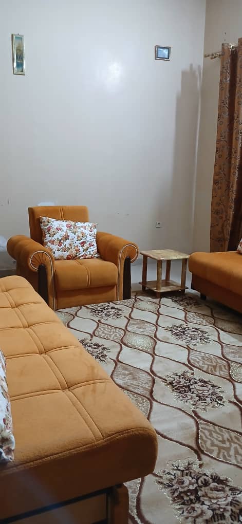 Canapé avec rideaux et tapis en bon état
