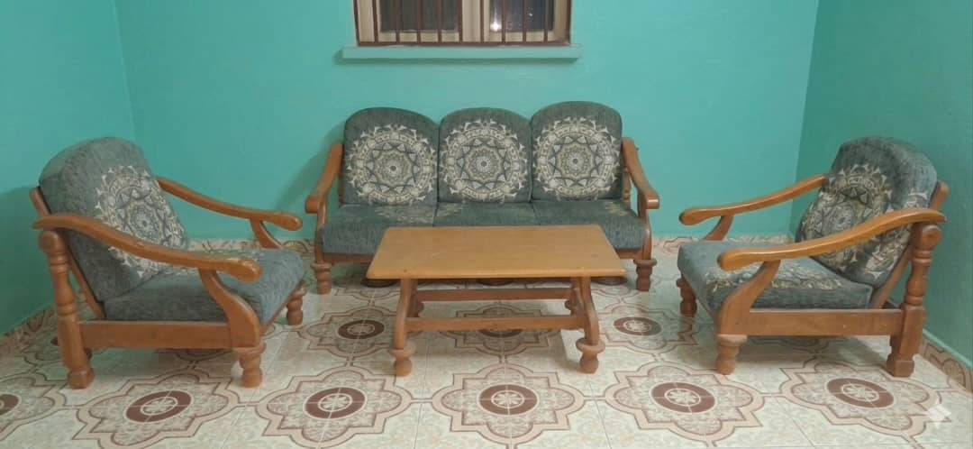 Ensemble salon bois massif 3 places avec fauteuils et table basse
