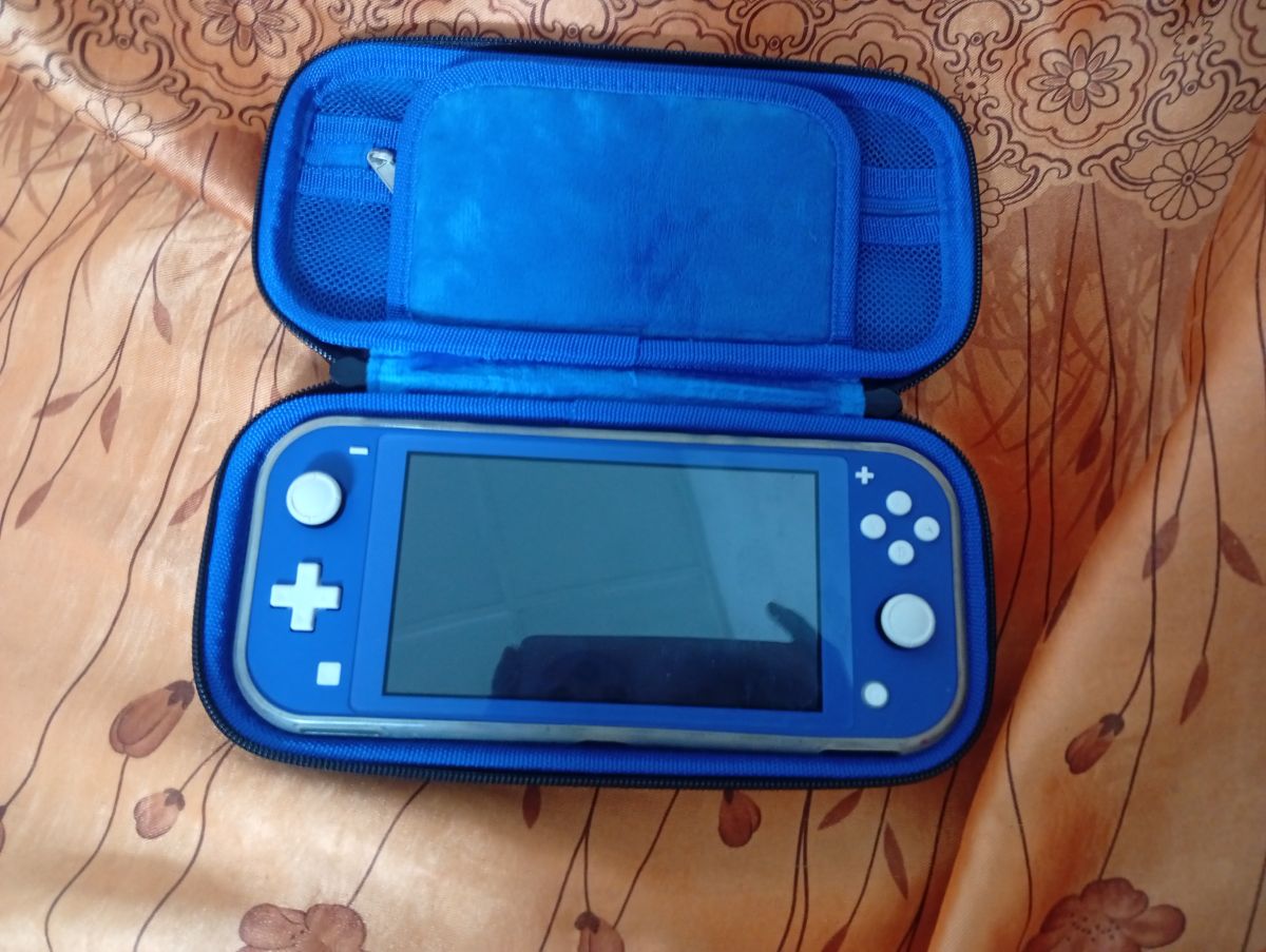 Console Nintendo Switch quasi neuve 4 mois d\'utilisation