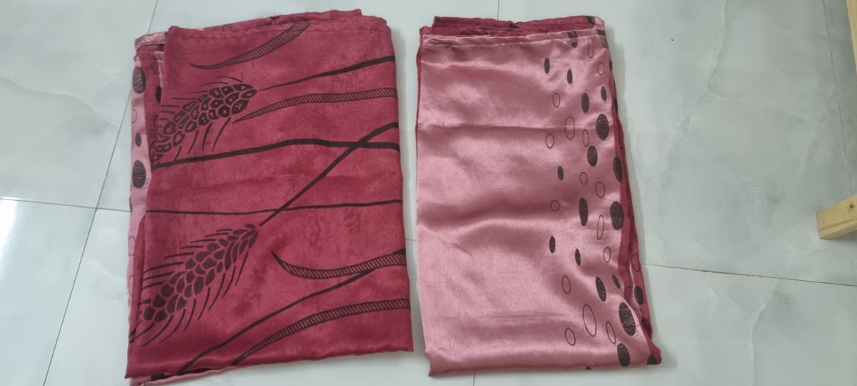 Paire de rideaux rouges à motifs bleus avec ourlets