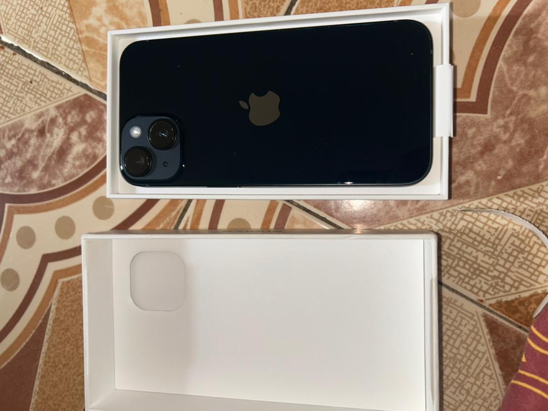 iPhone 14 128 Go Midnight neuf importé de Dubaï
