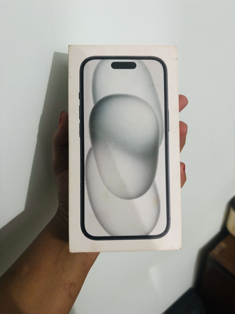 iPhone 15 en bon état avec boîte d\'origine