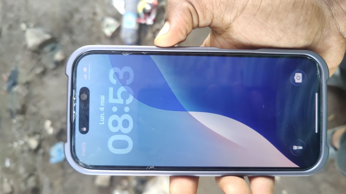 iPhone 16 Pro, état quasi neuf, batterie 99%