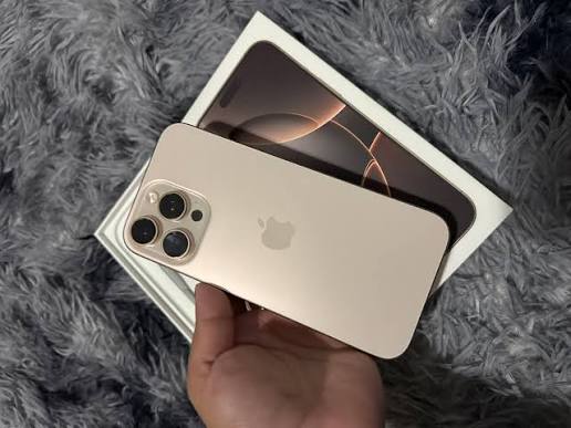 iPhone 16 Pro Titanium, comme neuf avec chargeur et boîte