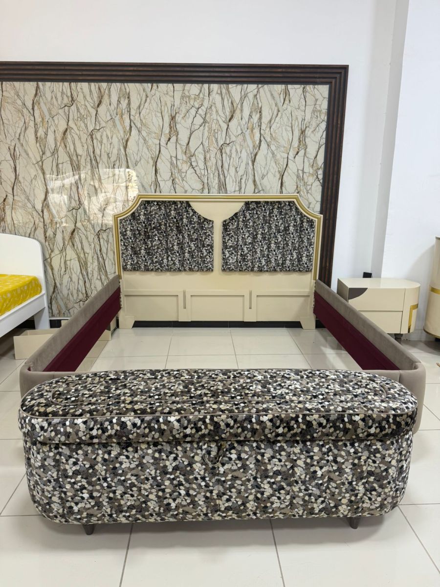 Lit moderne avec banc et tables de chevet