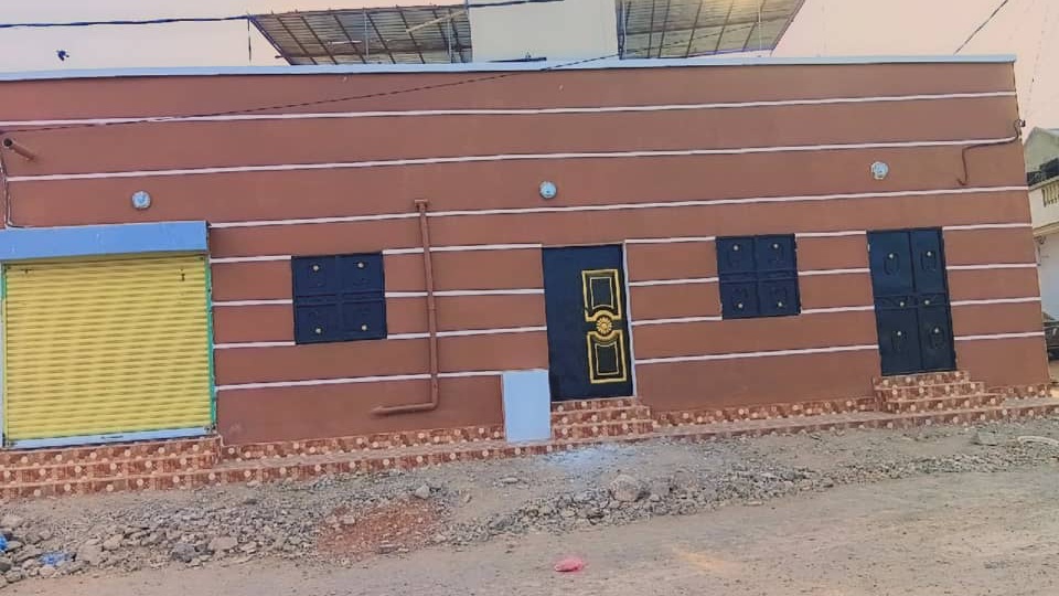 3 locaux commerciaux avec toilettes à Barwaqo 2 phase 1