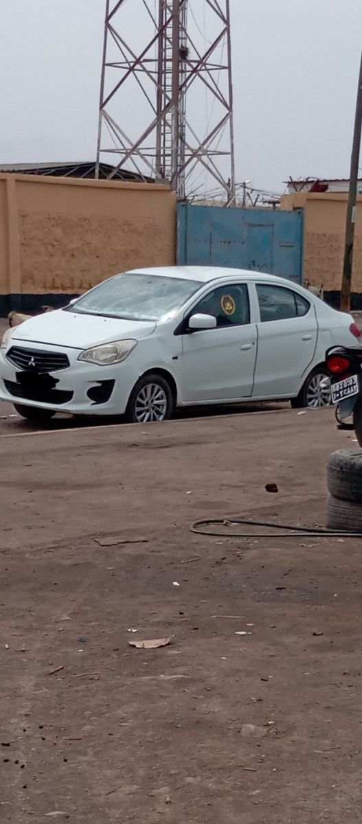 Mitsubishi Attrage boîte manuelle en bon état climatisation