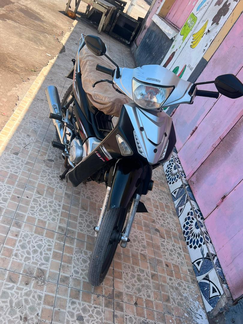 Moto 110 en très bon état, propre et fiable