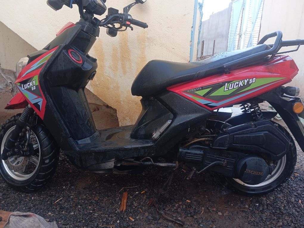 Moto Lucky 50 CC 1 an d\'utilisation en bon état