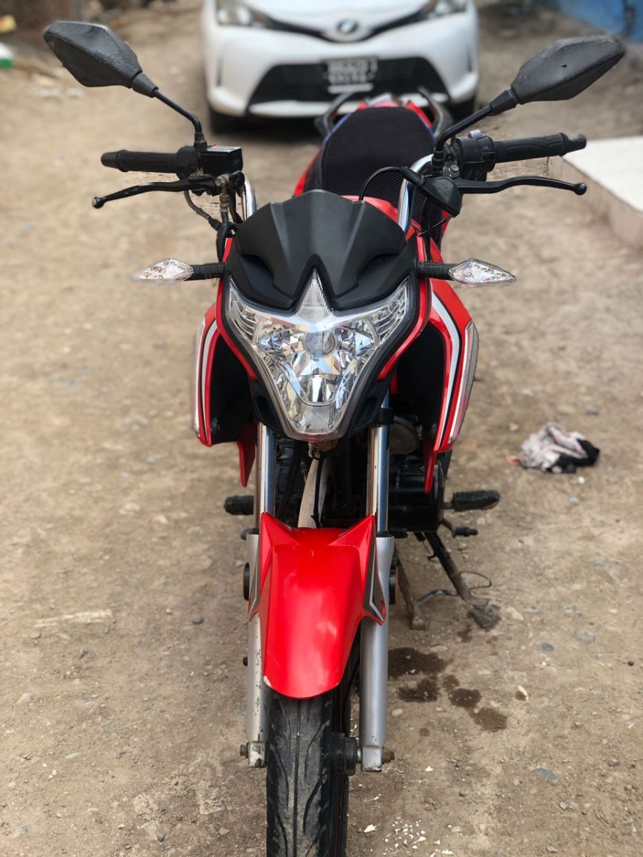 Moto Loncin 150 cc en excellent état avec assurance incluse
