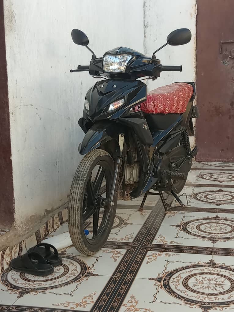 Moto TVS 110 noire, essence, comme neuve
