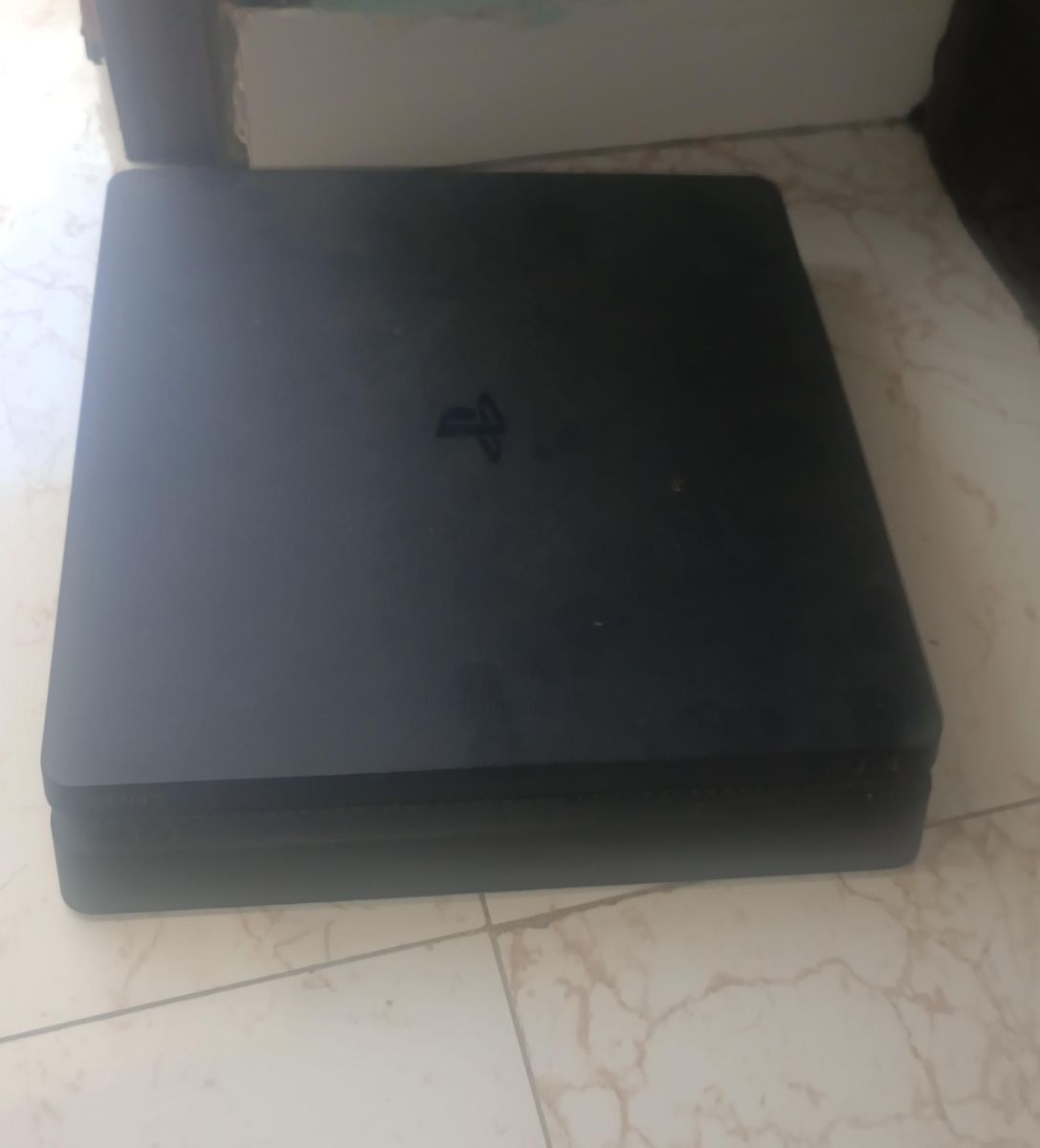 PlayStation 4 avec jailbreak et manette en parfait état