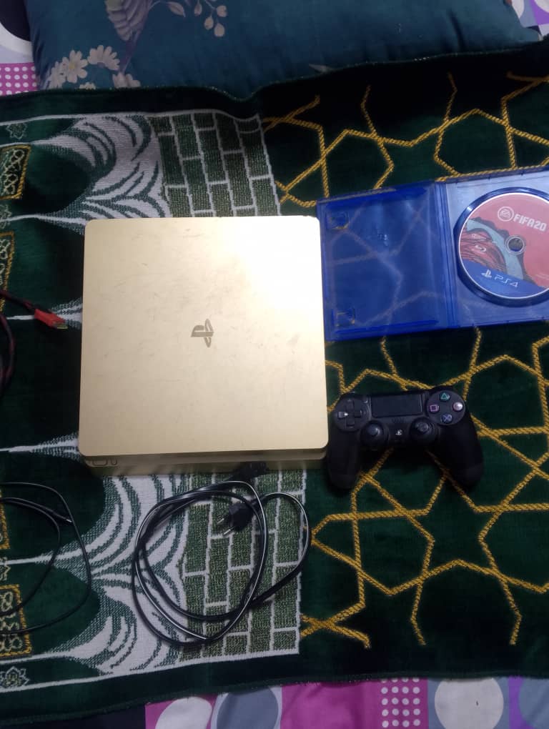 PS4 Slim édition limitée neuve avec accessoires et jeux