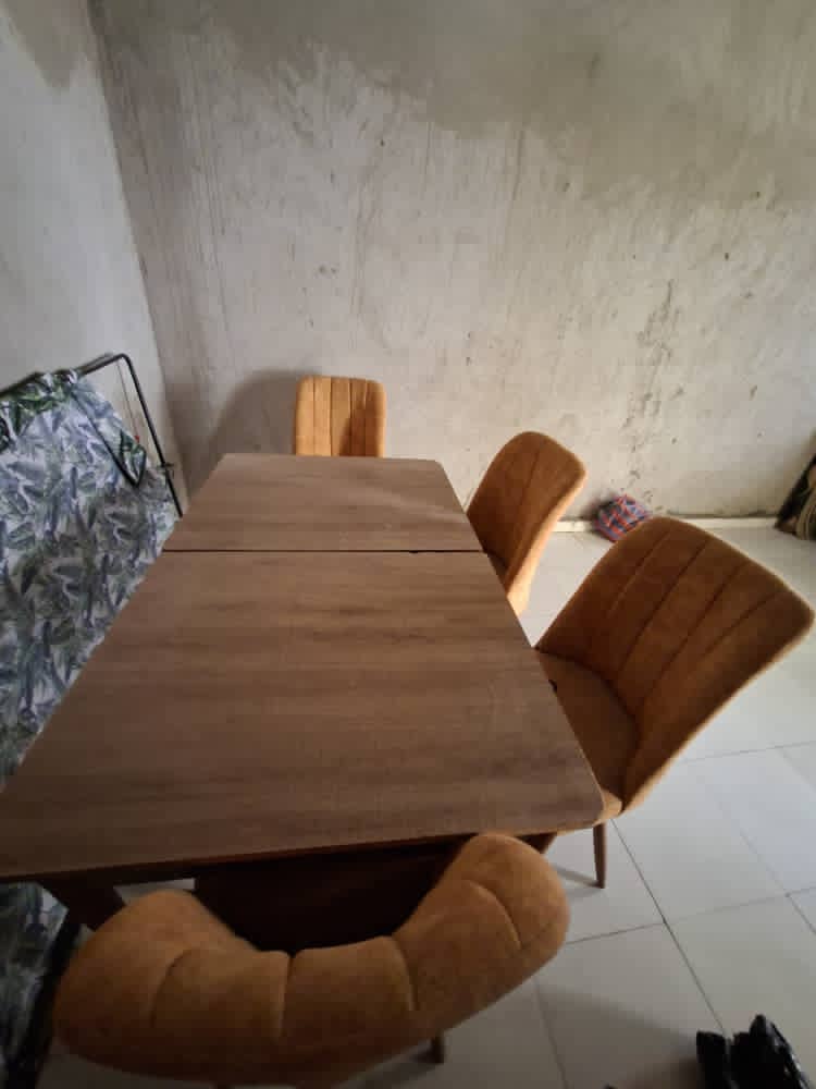 Salle à manger avec 5 chaises en bon état