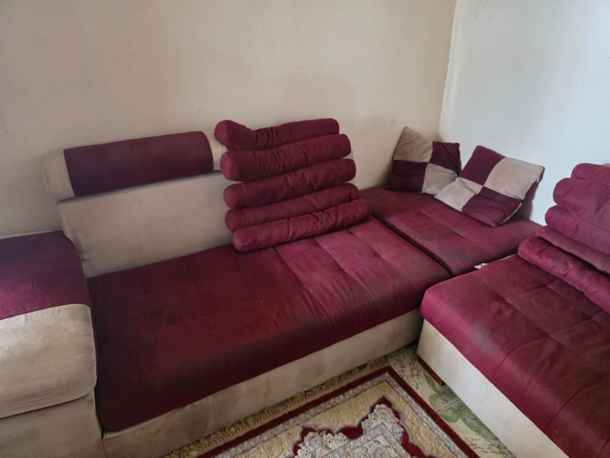 Salon en bon état avec tapis inclus