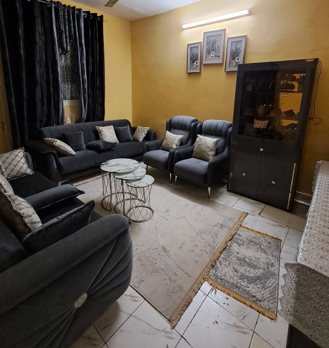 Salon complet et chambre à manger avec accessoires inclus