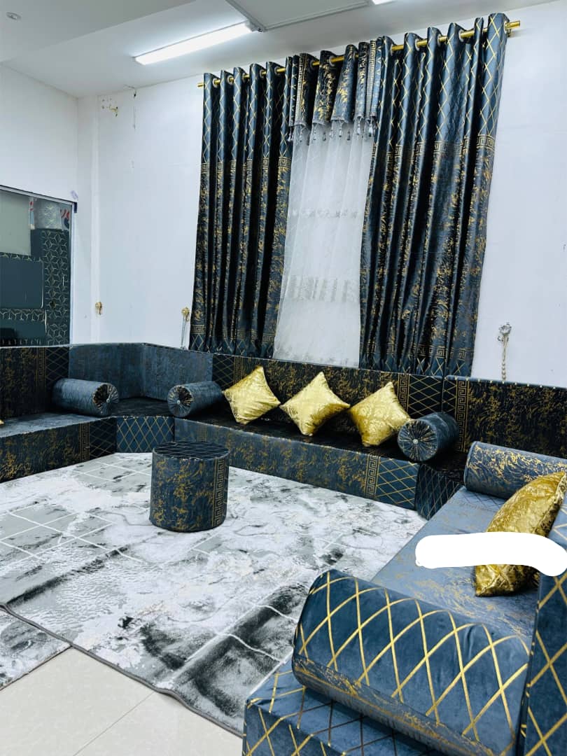 Salon saoudien neuf avec miroir, tapis et rideaux