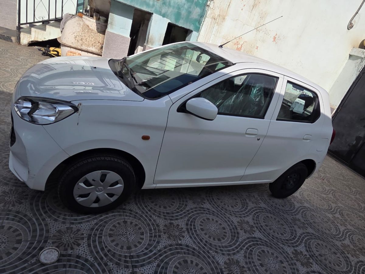 Suzuki Alto 2024 blanche, boîte manuelle, en très bon état