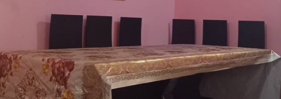 Table à manger moderne presque neuve pour 4 personnes