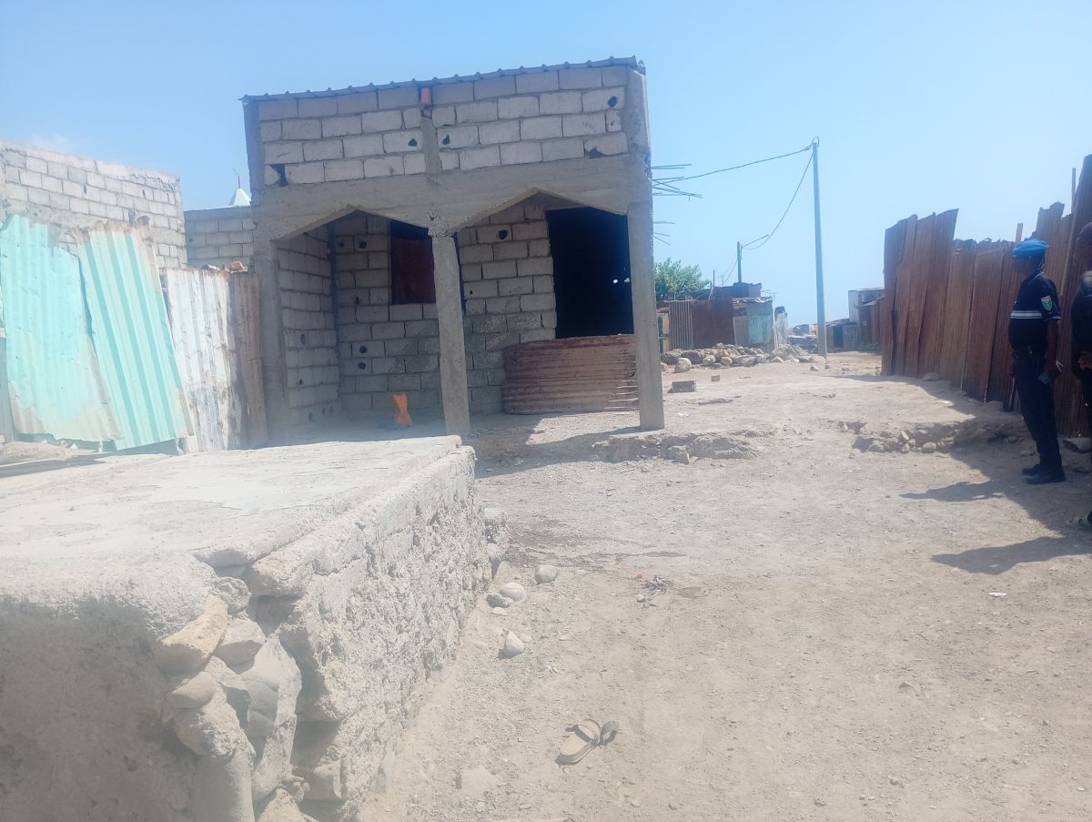 Terrains 110 m² avec maison et toilettes en bord de route principale