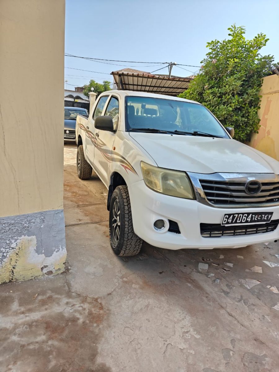Toyota Hilux 2015 diesel, pick-up robuste, boîte manuelle