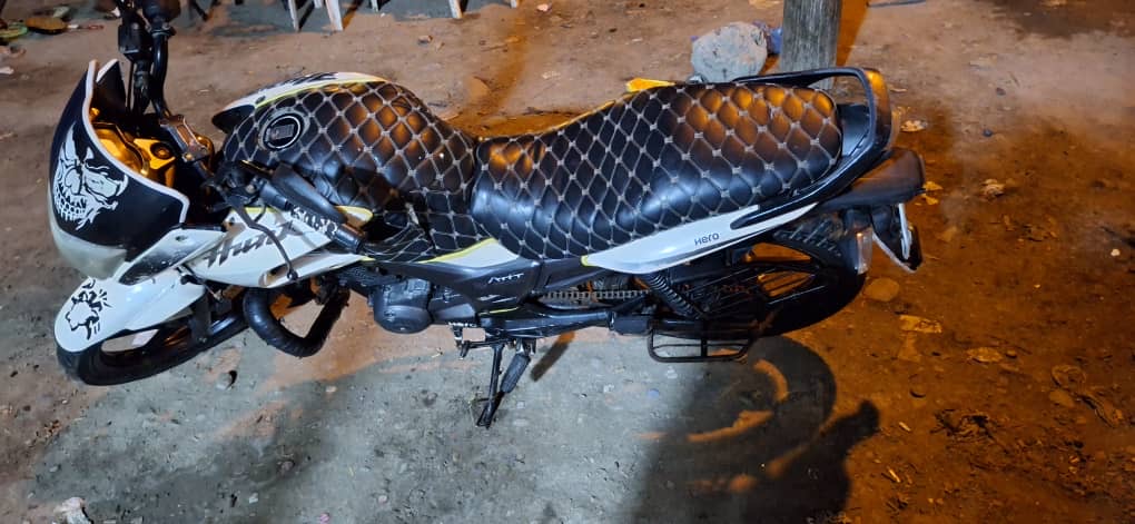 Moto Hero Hunk 150cc économique et robuste