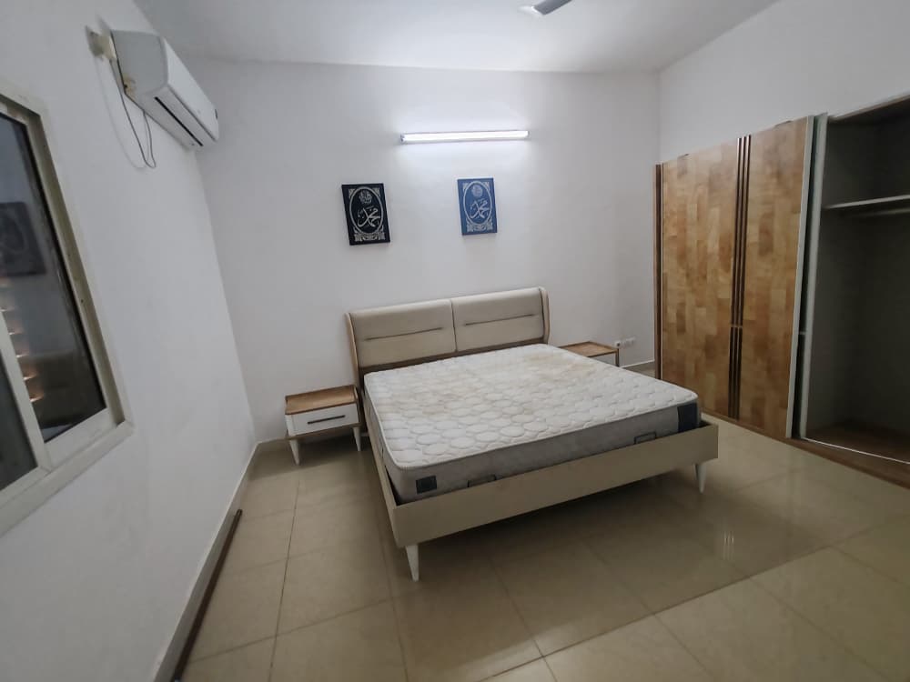 Ensemble meubles chambre à coucher, salon et salle à manger en bon état