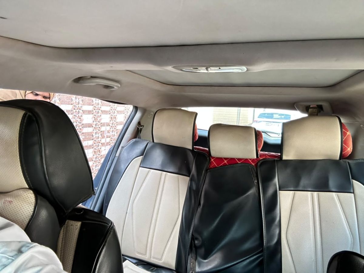 4 Voitures en excellent état à vendre :HYUNDAI SANTA FE 2017 - MITSUBISHI L200 automatique 2022 & KIA SPORTAGE. 2013.- TOYOTA LANDCRUISER PRADO 2021