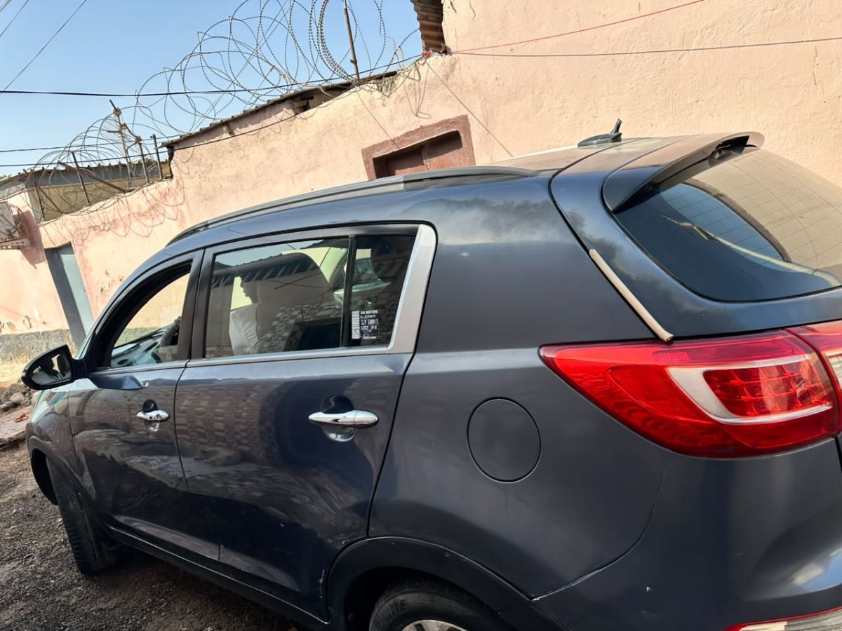4 Voitures en excellent état à vendre :HYUNDAI SANTA FE 2017 - MITSUBISHI L200 automatique 2022 & KIA SPORTAGE. 2013.- TOYOTA LANDCRUISER PRADO 2021