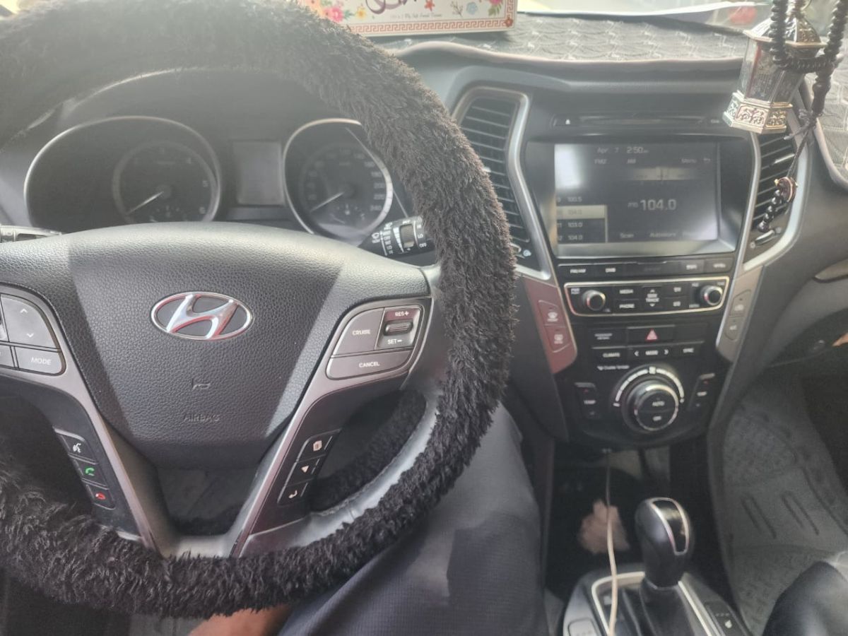 4 Voitures en excellent état à vendre :SUZUKI CIAZ 2024 &HYUNDAI SANTA FE 2016 & KIA SPORTAGE. 2014 &. TOYOTA LANDCRUISER PRADO 2021