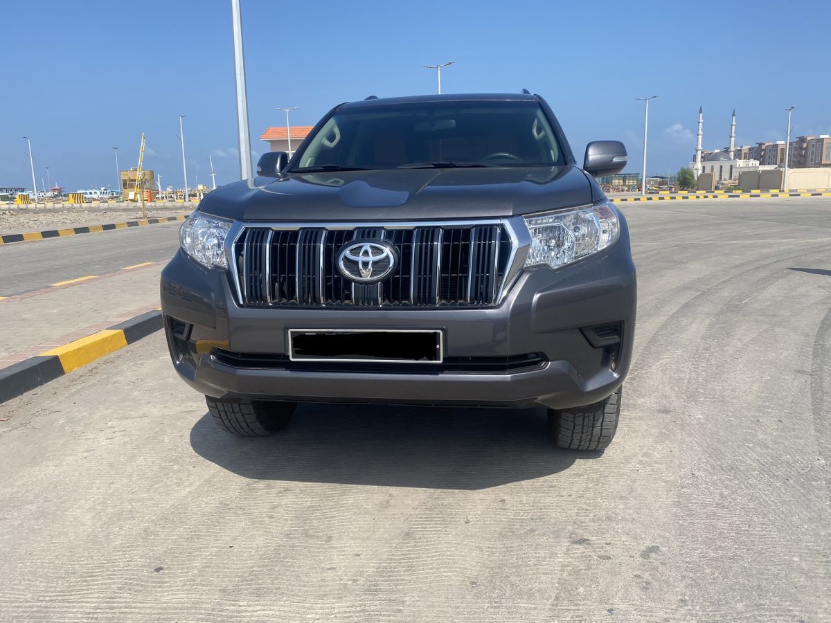 5 Voitures en excellent état à vendre : HYUNDAI SANTA FE 2017 TOYOTA landcruiser PRADO 2021 &. MITSUBISHI L200 automatique 2022 & Hyundai Santa Fe blanc 2016