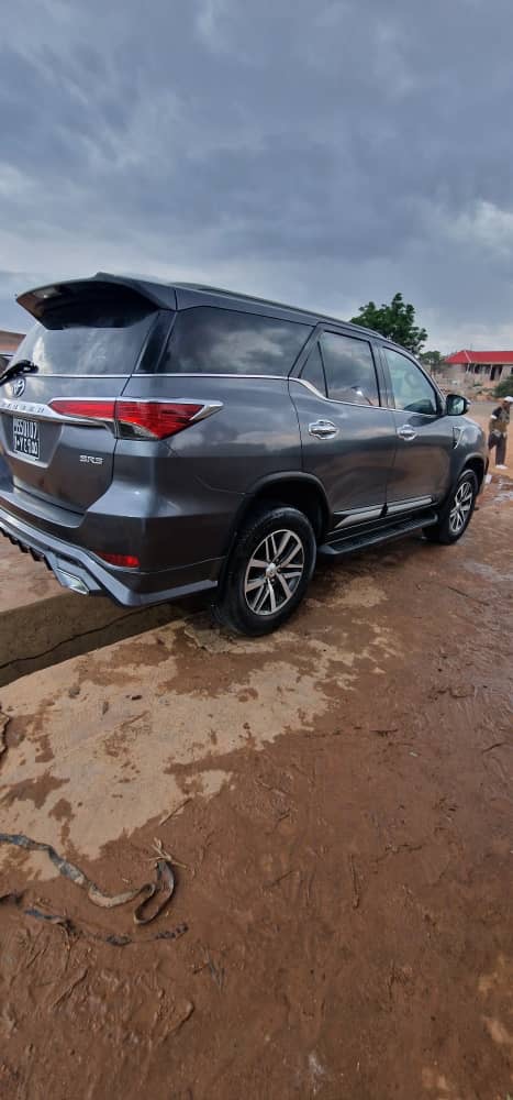 5 Voitures en excellent état à vendre : HYUNDAI SANTA FE 2017 TOYOTA landcruiser PRADO 2021 &. MITSUBISHI L200 automatique 2022 & Hyundai Santa Fe 2016 & TOYOTA FORTUNER 2020