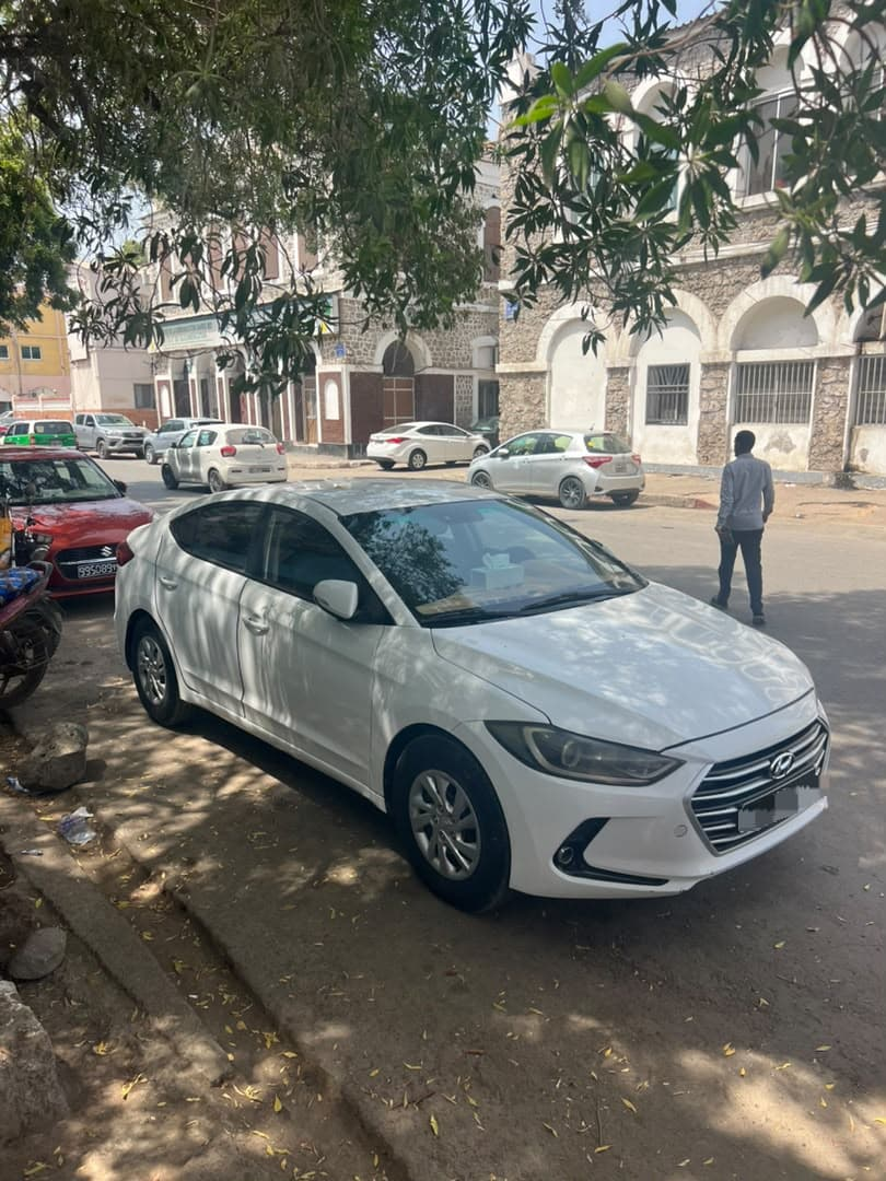Hyundai Avante 2017 diesel automatique en excellent état