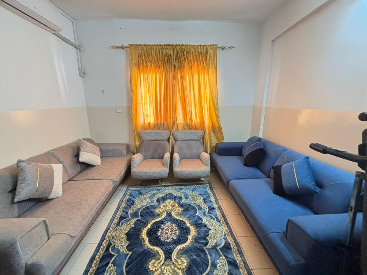 Ensemble meubles salon, salle à manger, coiffeuse et 2 climatiseur AOKOL 2 CV en excellent état