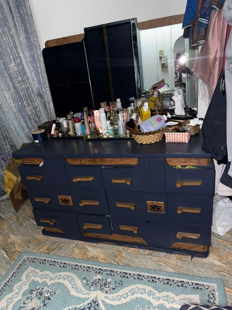 Chambre à coucher complète avec tapis et rideaux