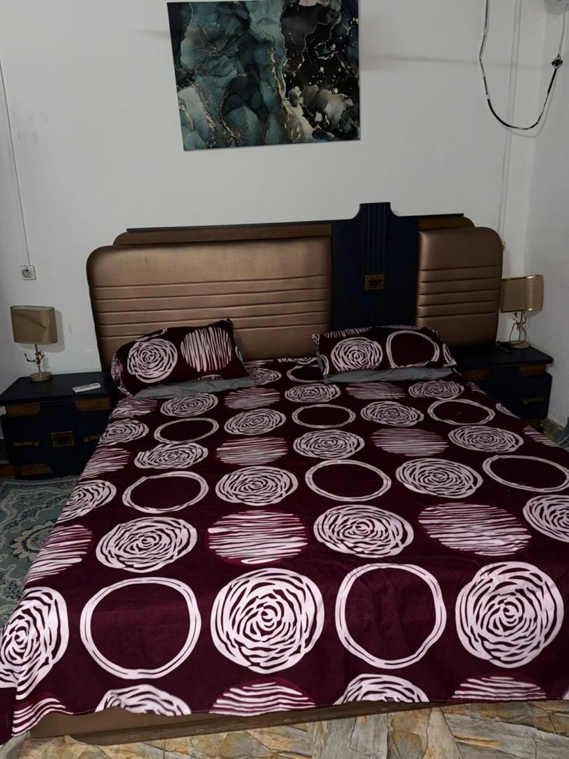 Chambre à coucher complète avec tapis et rideaux
