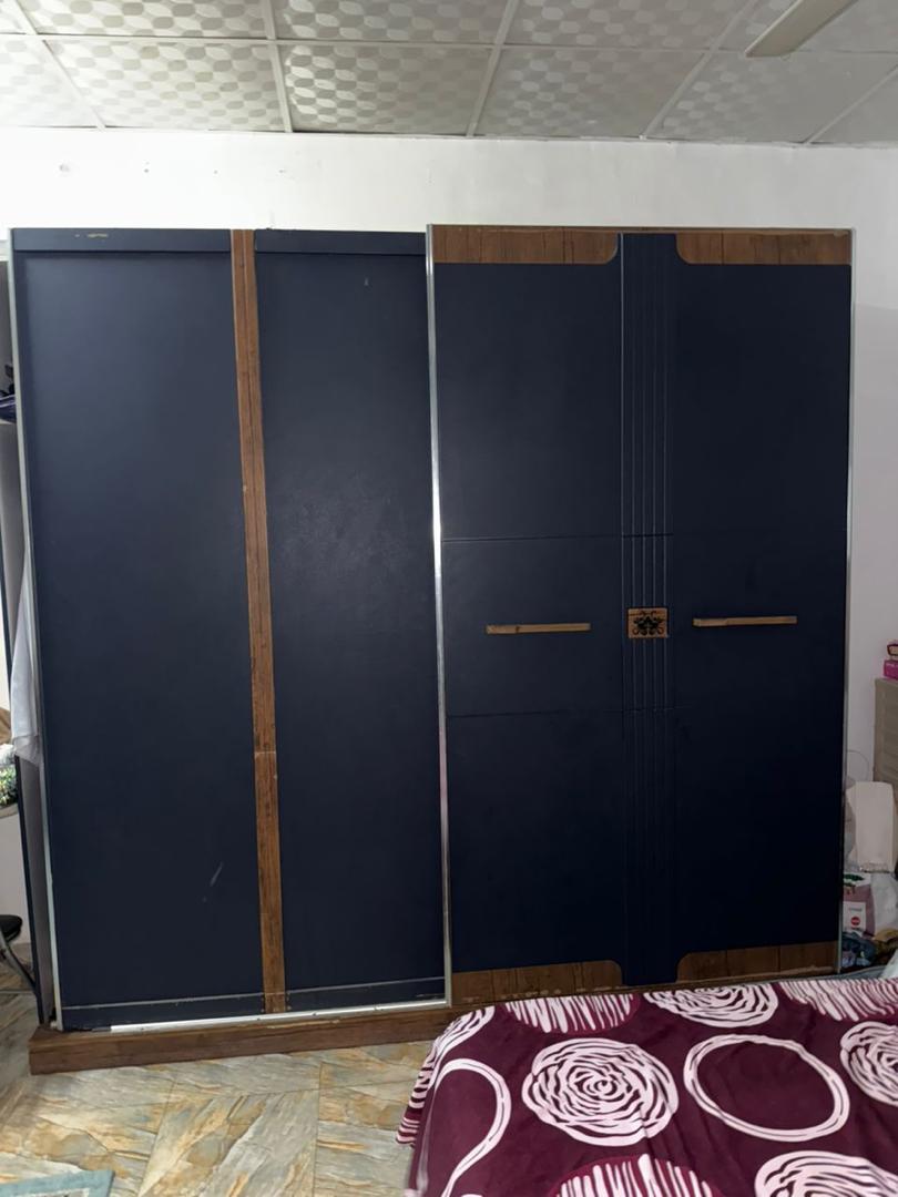 Chambre à coucher complète avec tapis et rideaux
