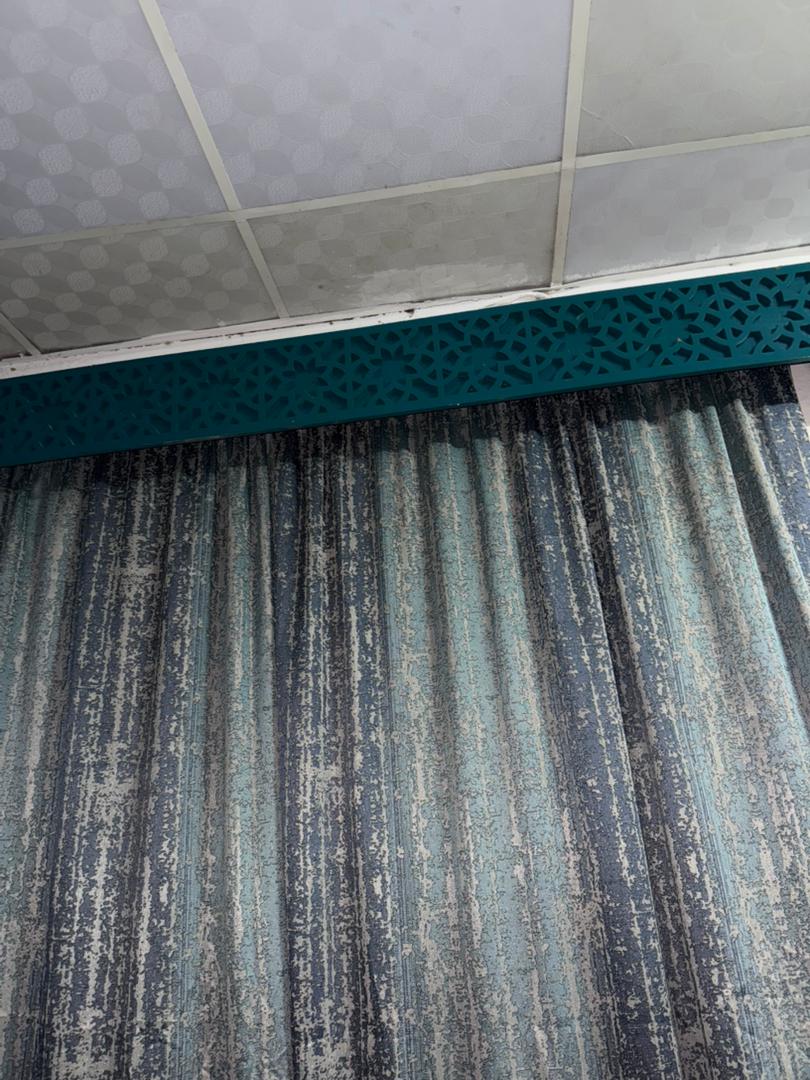 Chambre à coucher complète avec tapis et rideaux