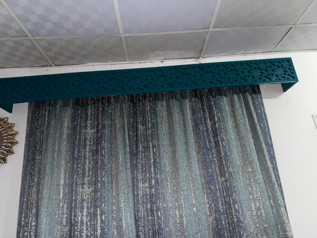 Chambre à coucher complète avec tapis et rideaux