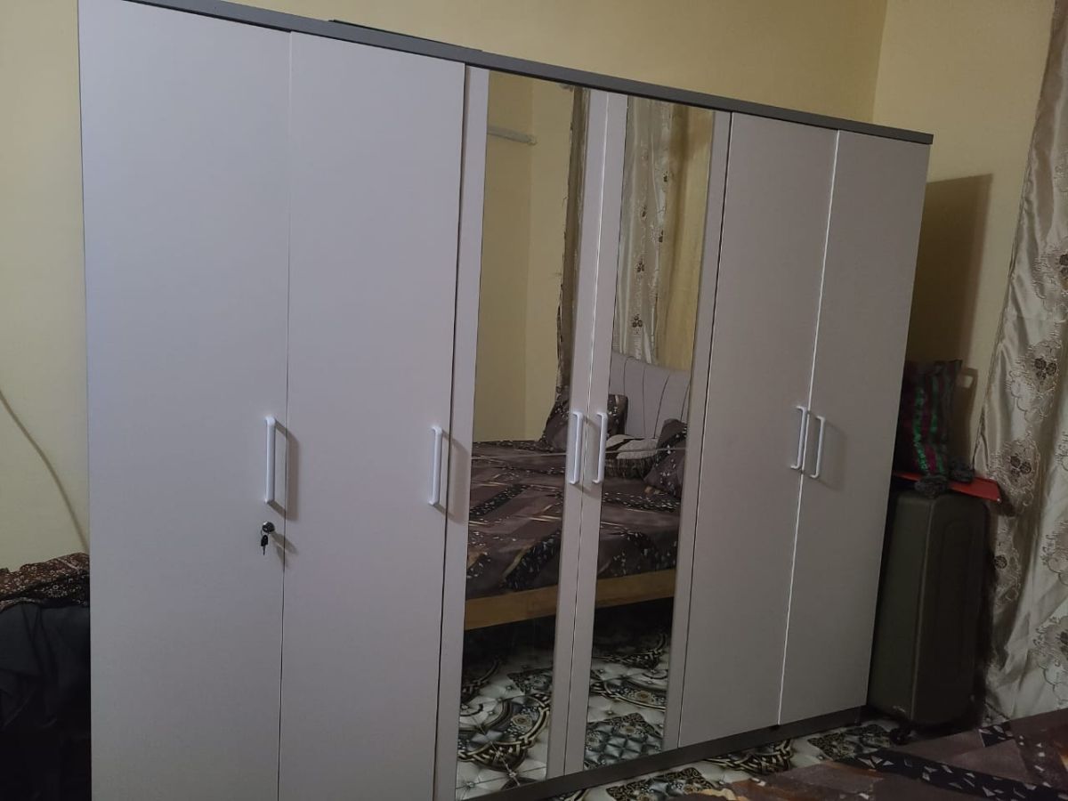 Lit et armoire quasi neufs avec télévision à vendre